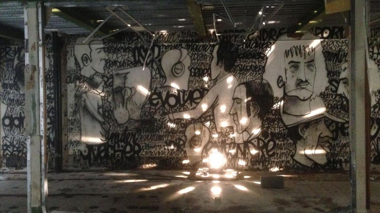 Installation mit einer Diskokugel vor einer von Denis Meyer gestalteten Wand Installation mit einer Diskokugel vor einer von Denis Meyer gestalteten Wand