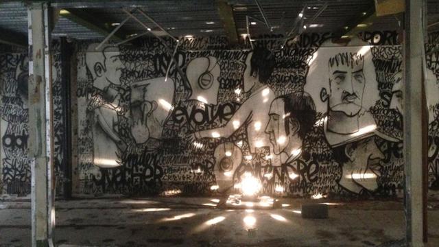 Installation mit einer Diskokugel vor einer von Denis Meyer gestalteten Wand
