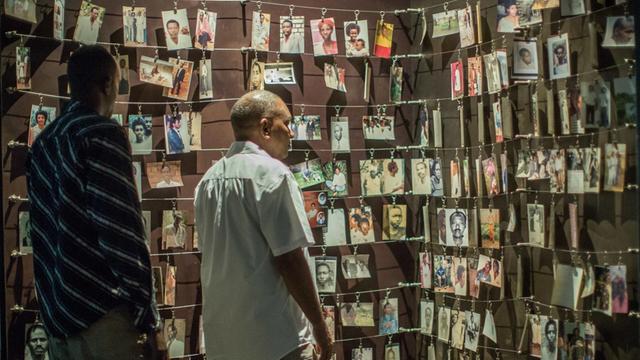 Besucher in der Gedenkstätte des Kigali Genocide Memorial Center stehen vor Fotos von während des Genozids Ermordeten