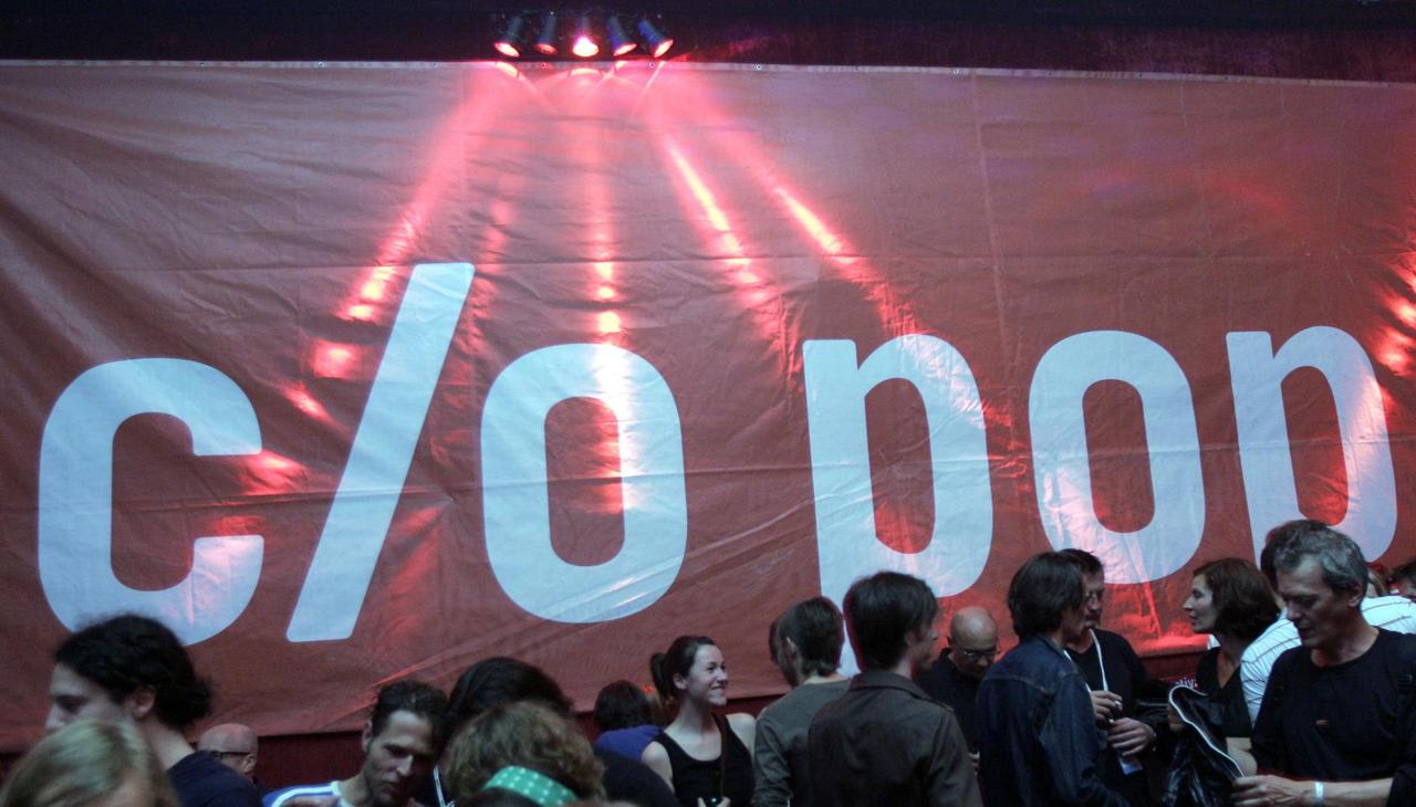 Musik-Fans warten auf die Eröffnung des Festivals c/o pop am Mittwoch (15.08.2007) in der Kölner Festivalzentrale. Das Festival zeigt aktuelle Trends der europäischen Popmusik. Bis Sonntag werden sich rund 200 Künstler in Konzerten und Clubnächten an verschiedenen Orten der Stadt präsentieren.