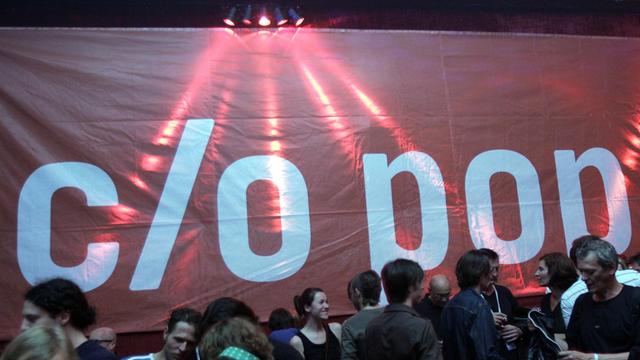 Musik-Fans warten auf die Eröffnung des Festivals c/o pop in der Kölner Festivalzentrale