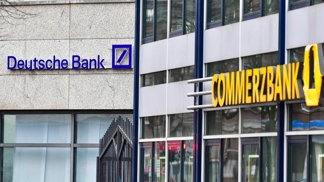 Der Schriftzug "Commerzbank" über dem Eingang zu einer Filiale im Stadtteil Altona. Im Hintergrund links die benachbarte Filiale der Deutschen Bank.