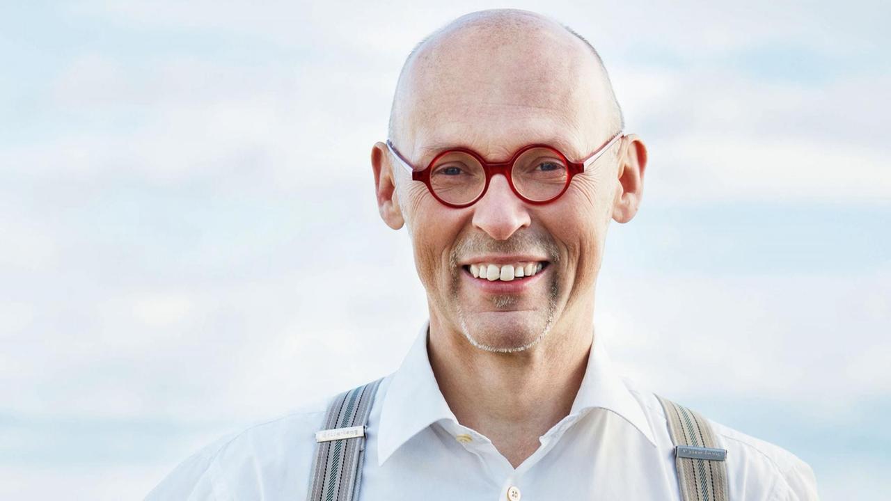 Bauer Johannes Gutmann steht auf einem Feld. Bauer Johannes Gutmann steht auf einem Feld.