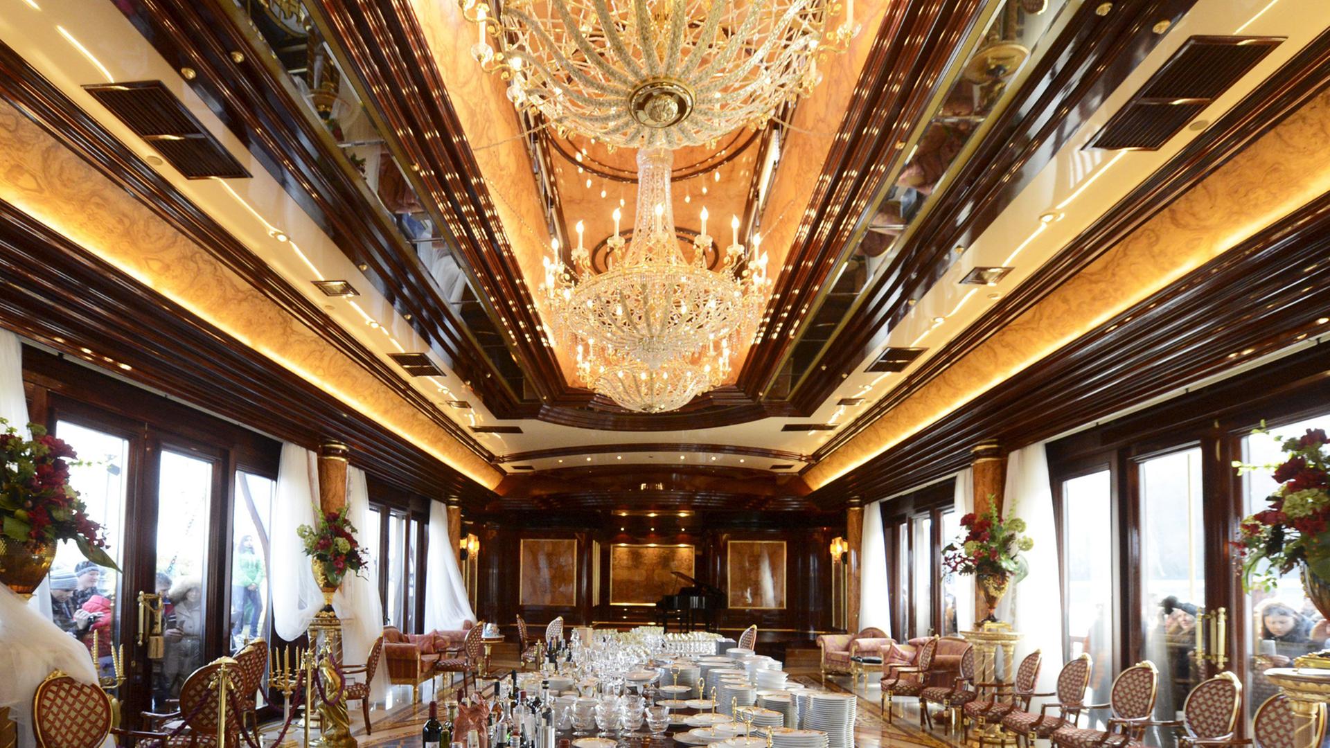 Blick in ein als Restaurant dienendes luxuriöses Schiff des gestürzten Viktor Janukowitsch. Blick in ein als Restaurant dienendes luxuriöses Schiff des gestürzten Viktor Janukowitsch.