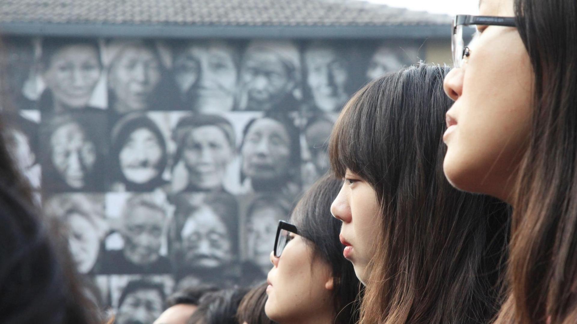 Frauen während der Gedenkveranstaltung des Massakers von Nanking (2015) Frauen während der Gedenkveranstaltung des Massakers von Nanking (2015)