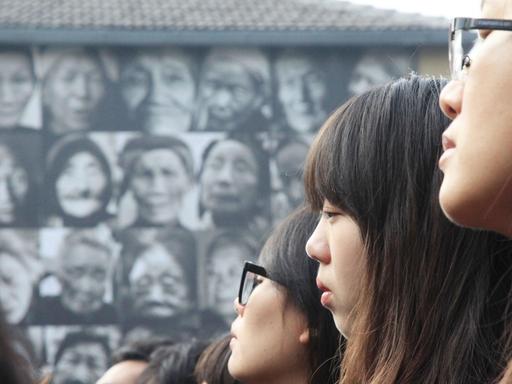 Frauen während der Gedenkveranstaltung des Massakers von Nanking (2015)