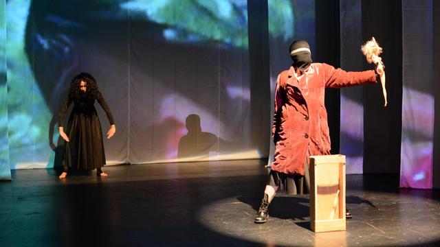 Szene aus Theaterstück "Antigonas. Tribunal de mujeres" im Teatro Seki Sano in Bogotá