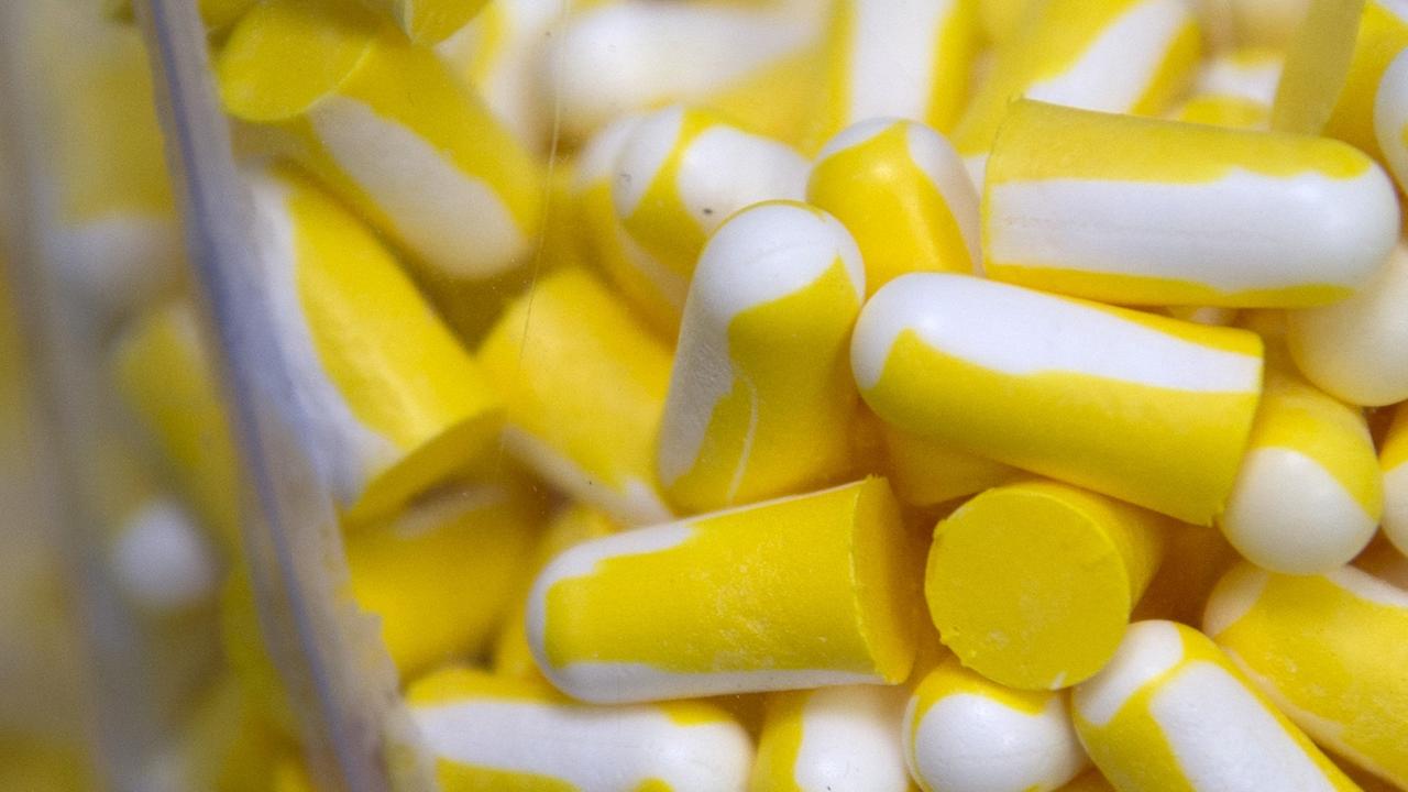 Unzählige gelb-weiße Ohrstöpsel Unzählige gelb-weiße Ohrstöpsel