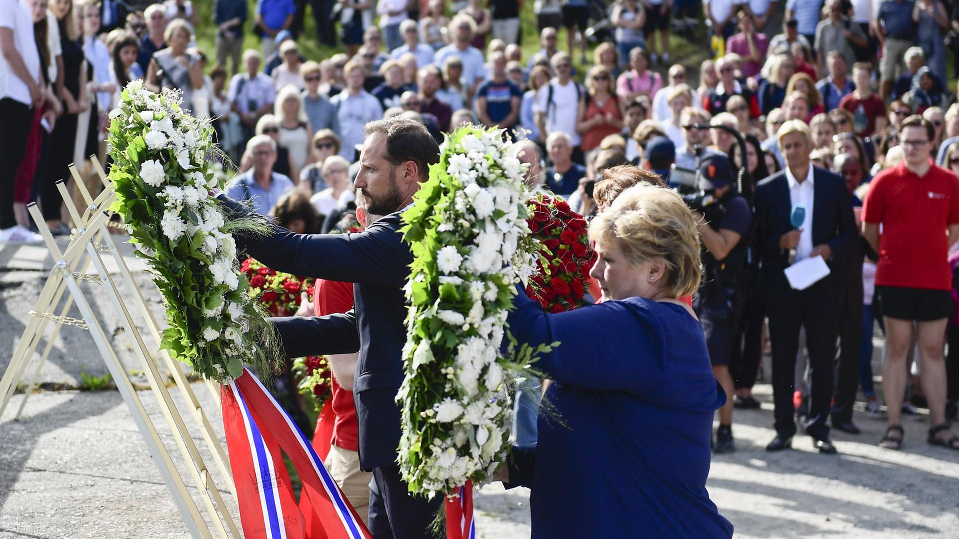 Haakon, Kronprinz von Norwegen, und Ministerpräsidentin Erna Solberg trauern am fünften Jahrestag von Anders Behring Breivik Massaker auf auf der Insel Utøya. Haakon, Kronprinz von Norwegen, und Ministerpräsidentin Erna Solberg trauern am fünften Jahrestag von Anders Behring Breivik Massaker auf auf der Insel Utøya.