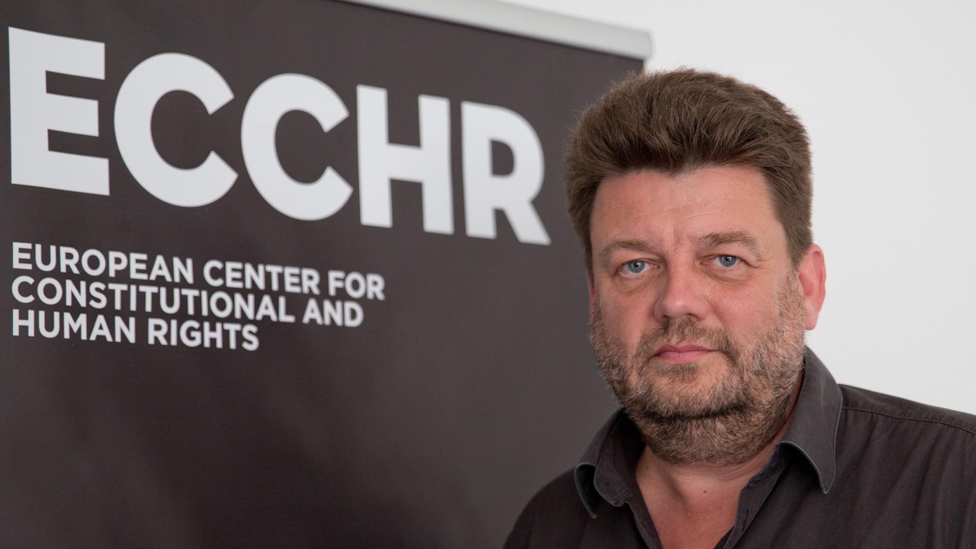 Wolfgang Kaleck, Generalsekretär des ECCHR (European Center for Constitutional and Human Rights) posiert im Rahmen einer Pressekonferenz zur strafrechtlichen Verfolgung der Verantwortlichen für Folter in Guantanamo am 27.06.2013 in Berlin. Wolfgang Kaleck, Generalsekretär des ECCHR (European Center for Constitutional and Human Rights) posiert im Rahmen einer Pressekonferenz zur strafrechtlichen Verfolgung der Verantwortlichen für Folter in Guantanamo am 27.06.2013 in Berlin.