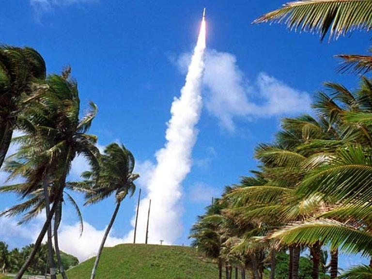 Start einer amerikanischen Rakete von einem Testgelände auf dem Kwajelein Atoll im Pazifik. Das Atoll gehört zu den Marshall-Inseln und ist von den Amerikanern gepachtet.