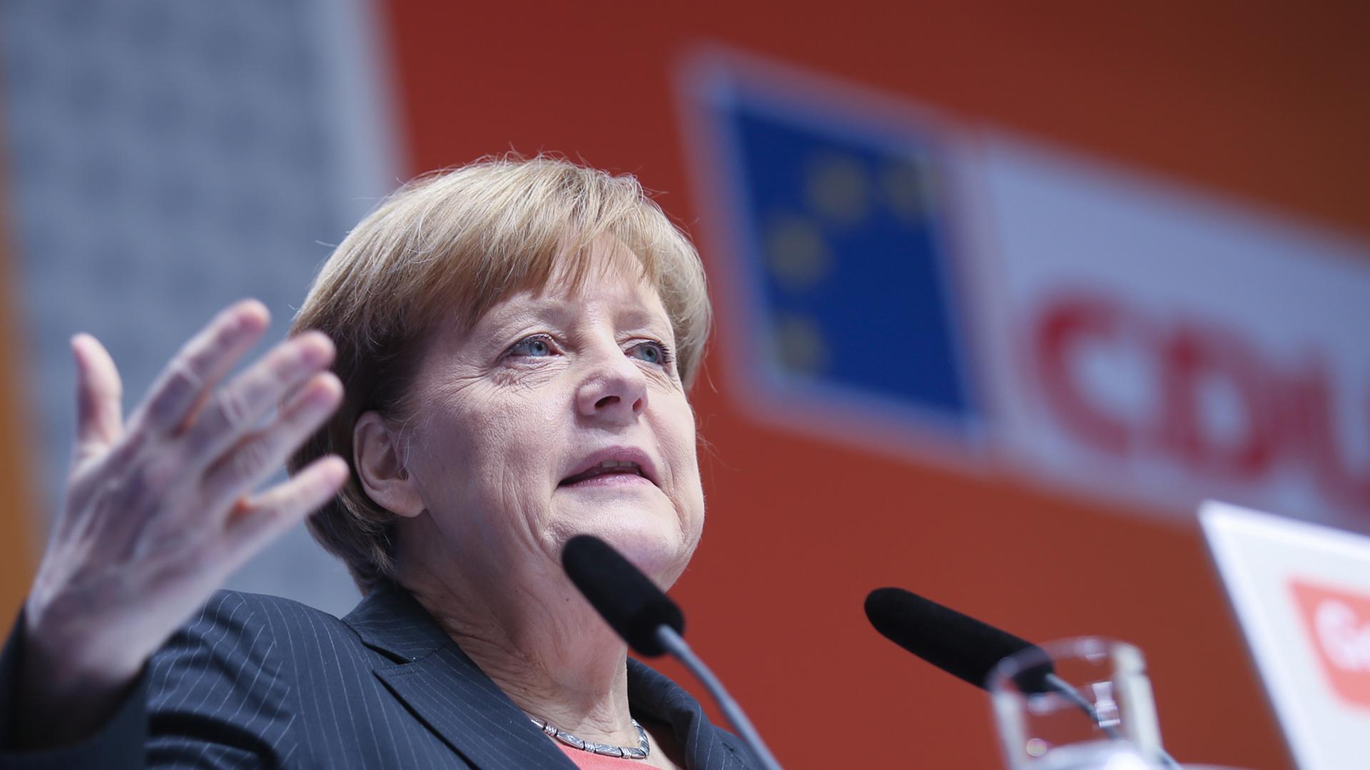 CDU-Bundesvorsitzende und Bundeskanzlerin Angela Merkel spricht am 05.04.2014 beim Bundesparteitag der CDU in Berlin. Die Delegierten der CDU treffen sich zu einem eintägigen Parteitag und beschließen ihr Wahlprogramm für die Europawahl.