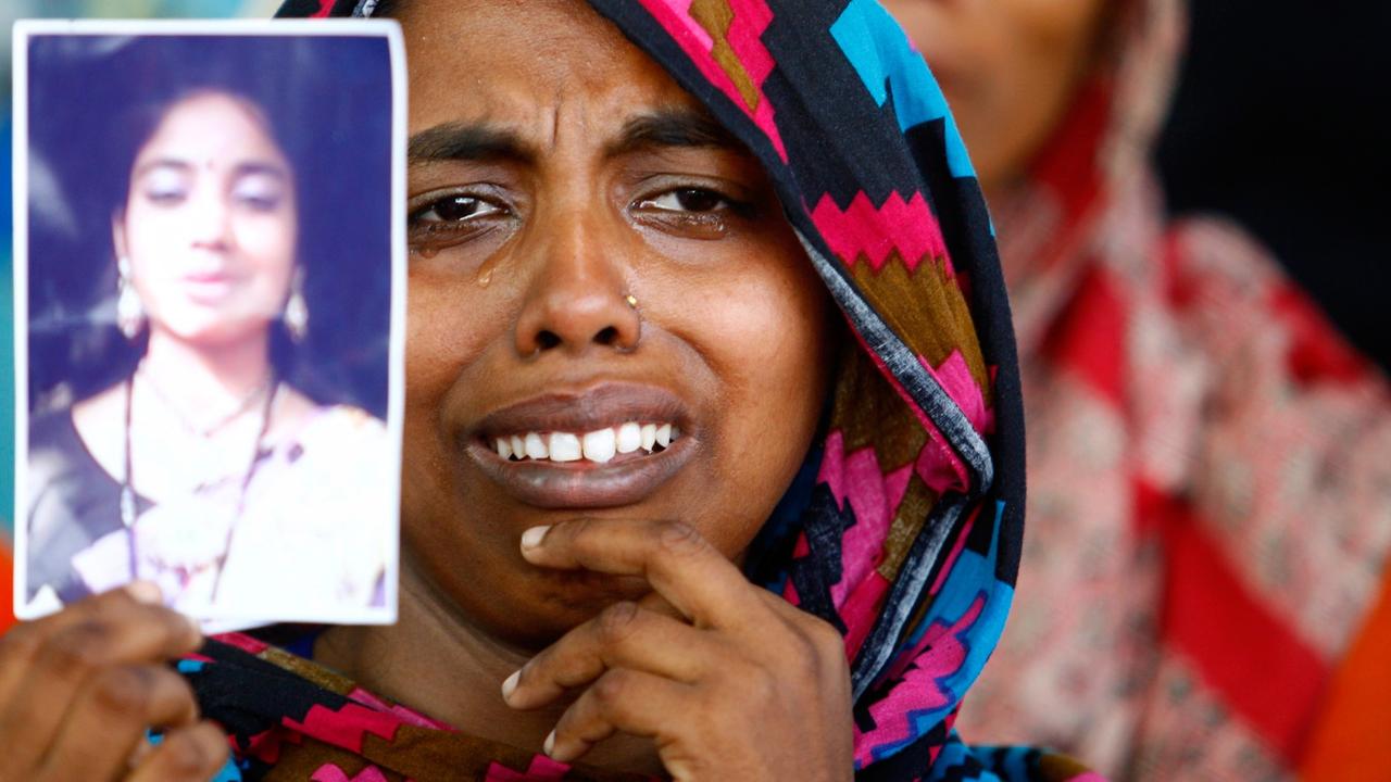 Ein Frau trauert nach dem Einsturz der Textilfabrik Rana Plaza in Bangladesch