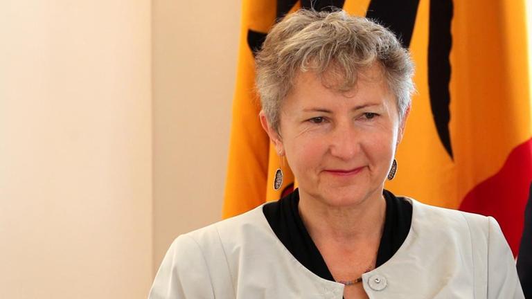 Die Schriftstellerin und Künstlerin Gabriele Stötzer wird vom Bundespräsidenten Joachim Gauck mit dem Verdienstkreuz der Bundesrepublik ausgezeichnet. Beide blicken freundlich in Richtung des Betrachters Die Schriftstellerin und Künstlerin Gabriele Stötzer wird vom Bundespräsidenten Joachim Gauck mit dem Verdienstkreuz der Bundesrepublik ausgezeichnet. Beide blicken freundlich in Richtung des Betrachters