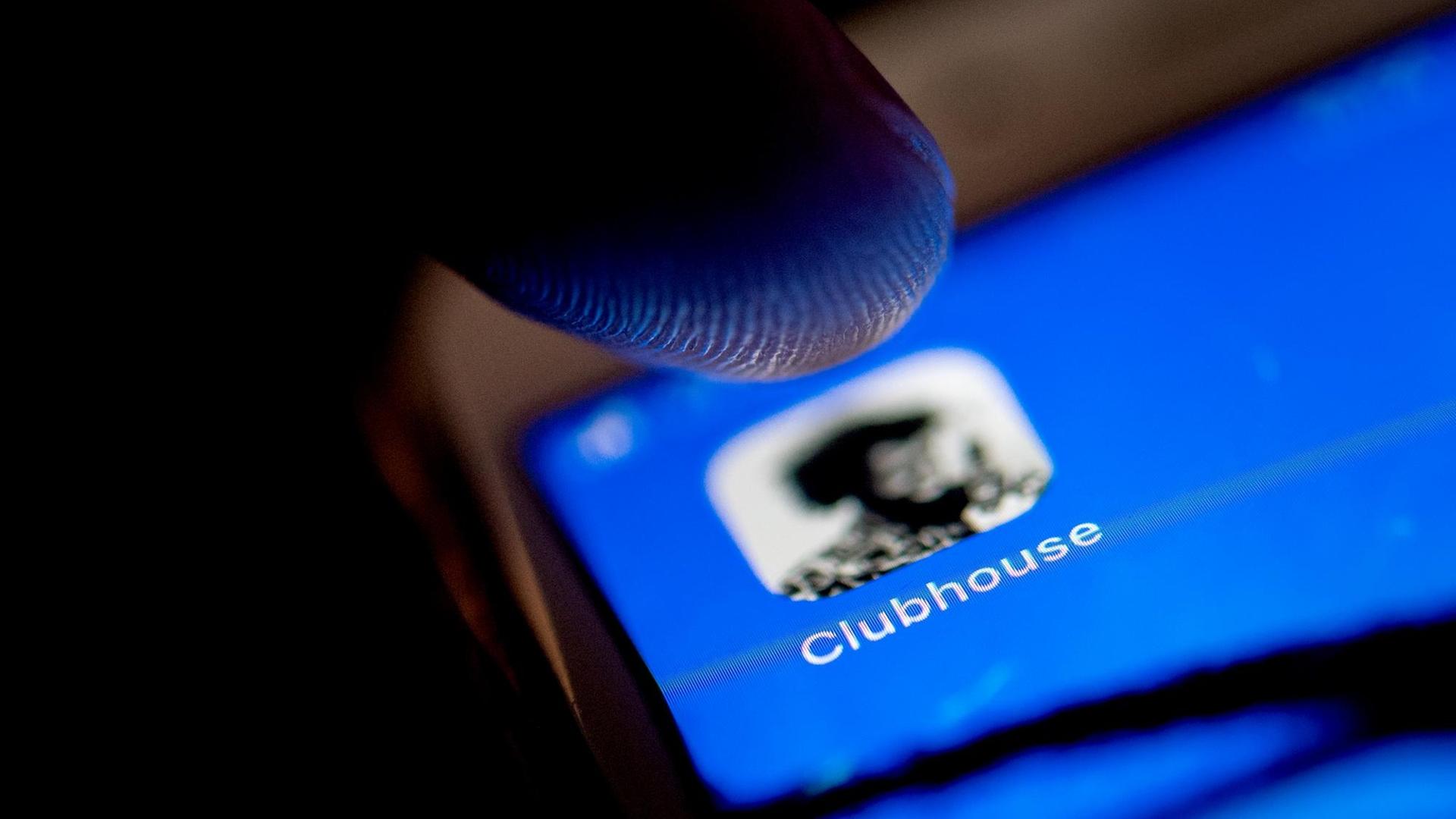 Das Logo der neuen Social-Network-App Clubhouse auf einem Smartphone. Das Logo der neuen Social-Network-App Clubhouse auf einem Smartphone.