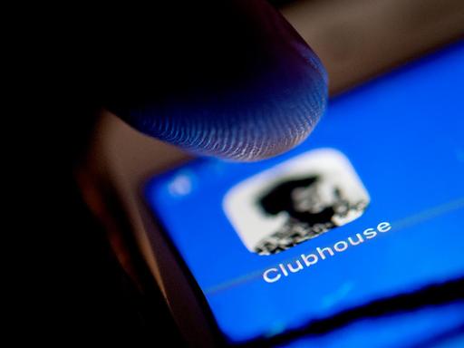 Das Logo der neuen Social-Network-App Clubhouse auf einem Smartphone.