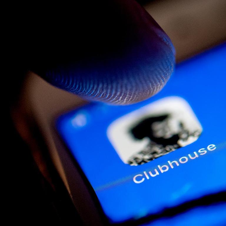 Das Logo der neuen Social-Network-App Clubhouse auf einem Smartphone.