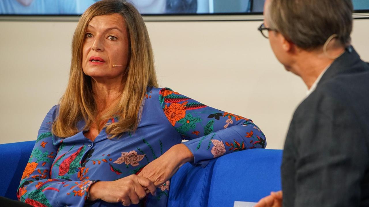 Die österreichische Autorin Sabine Gruber im Gespräch mit Moderator Frank Meyer (Deutschlandfunk Kultur). Die österreichische Autorin Sabine Gruber im Gespräch mit Moderator Frank Meyer (Deutschlandfunk Kultur).