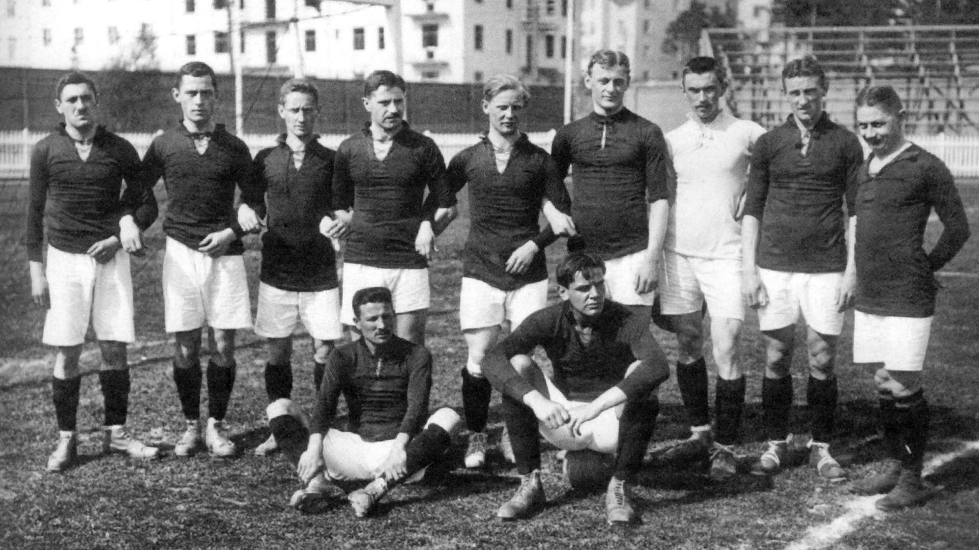 Die deutsche Fußball-Nationalmannschaft von 1912 mit dem jüdischen Spieler Julius Hirsch (h.v.l.) Die deutsche Fußball-Nationalmannschaft von 1912 mit dem jüdischen Spieler Julius Hirsch (h.v.l.)