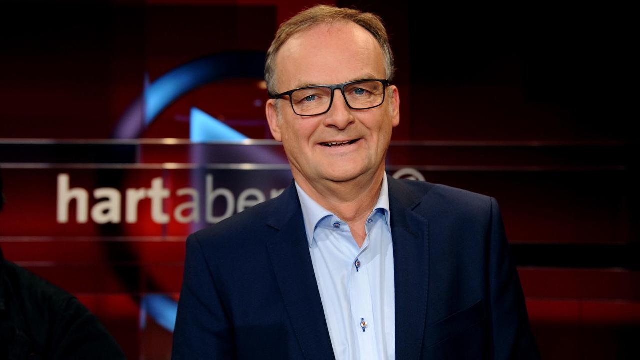 Der Moderator Frank Plasberg in der ARD-Talkshow "Hart aber Fair" im Januar 2018 in Köln. Der Moderator Frank Plasberg in der ARD-Talkshow "Hart aber Fair" im Januar 2018 in Köln.