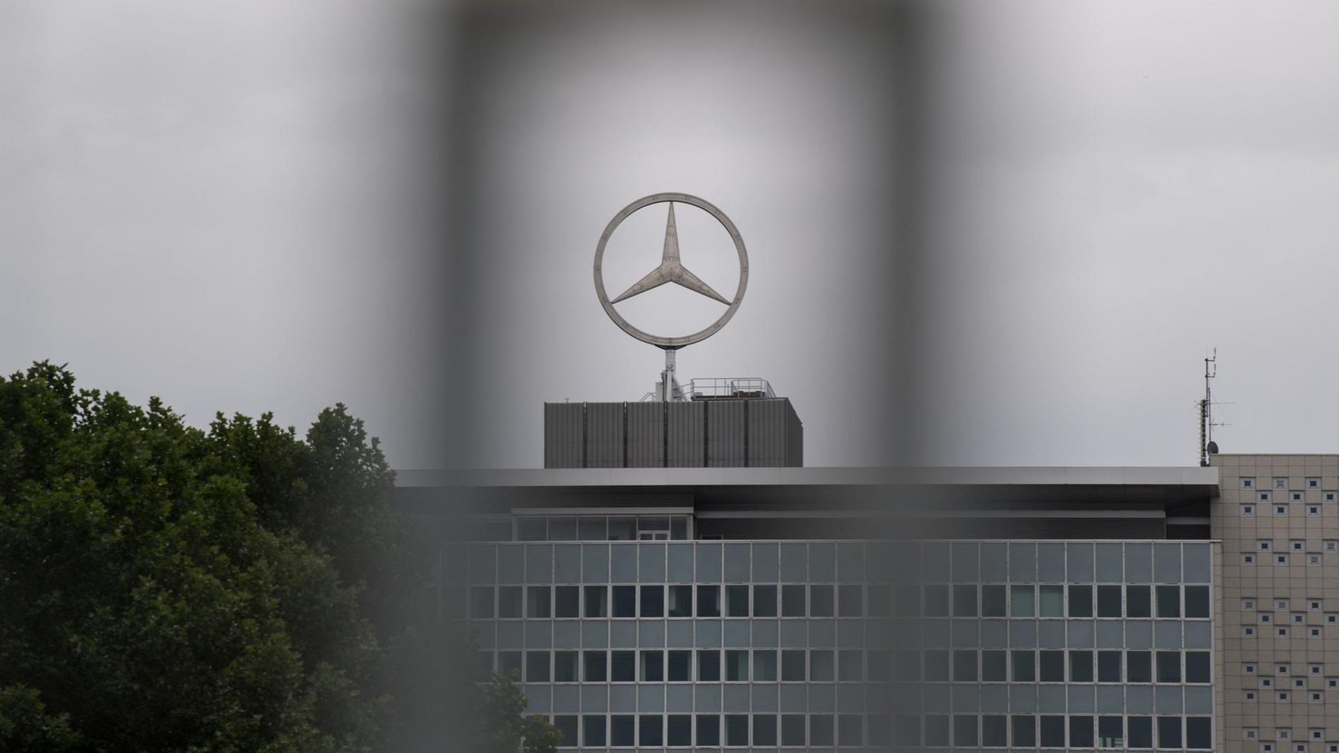 Das Logo der Automarke Mercedes-Benz der Daimler AG ist am 24.07.2017 in Stuttgart (Baden-Württemberg) auf einem Gebäude des Werks Untertürkheim, in dem sich auch die Konzernzentrale befindet, zu sehen. Das Logo der Automarke Mercedes-Benz der Daimler AG ist am 24.07.2017 in Stuttgart (Baden-Württemberg) auf einem Gebäude des Werks Untertürkheim, in dem sich auch die Konzernzentrale befindet, zu sehen.