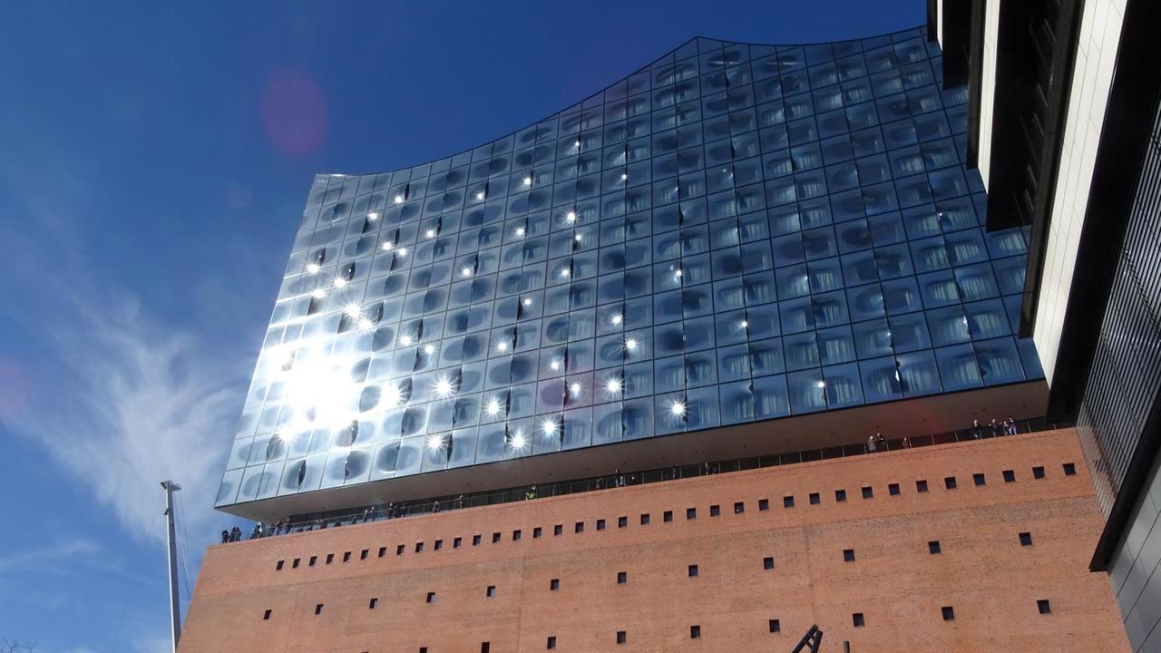 Am Fuße der Elbphilharmonie Am Fuße der Elbphilharmonie