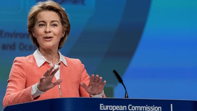 EU-Kommissionspräsidentin Ursula von der Leyen steht hinter einem Rednerpult der EU-Kommission.