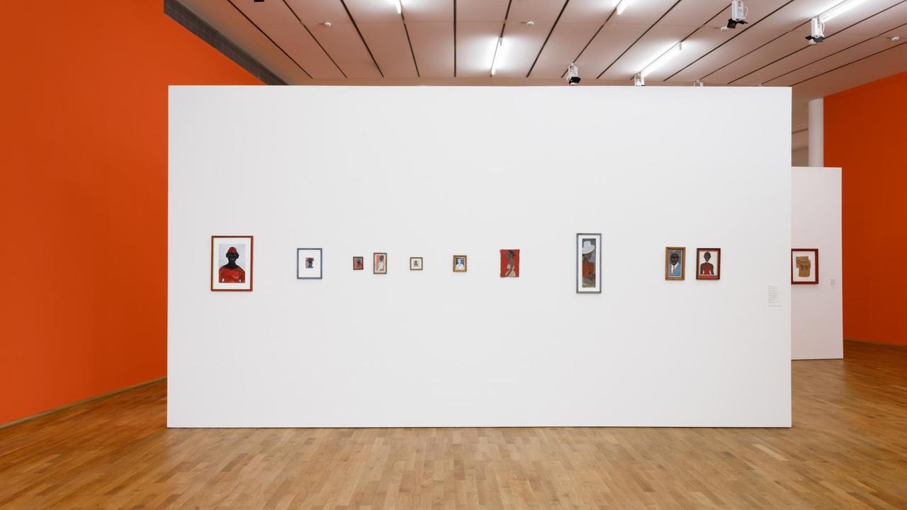 Blick in die Sonderausstellung im MMK in Frankfurt - die kleinformatigen Gemälde von Frank Walter hängen an quer in den Museumsraum aufgebauten Stellwänden Blick in die Sonderausstellung im MMK in Frankfurt - die kleinformatigen Gemälde von Frank Walter hängen an quer in den Museumsraum aufgebauten Stellwänden