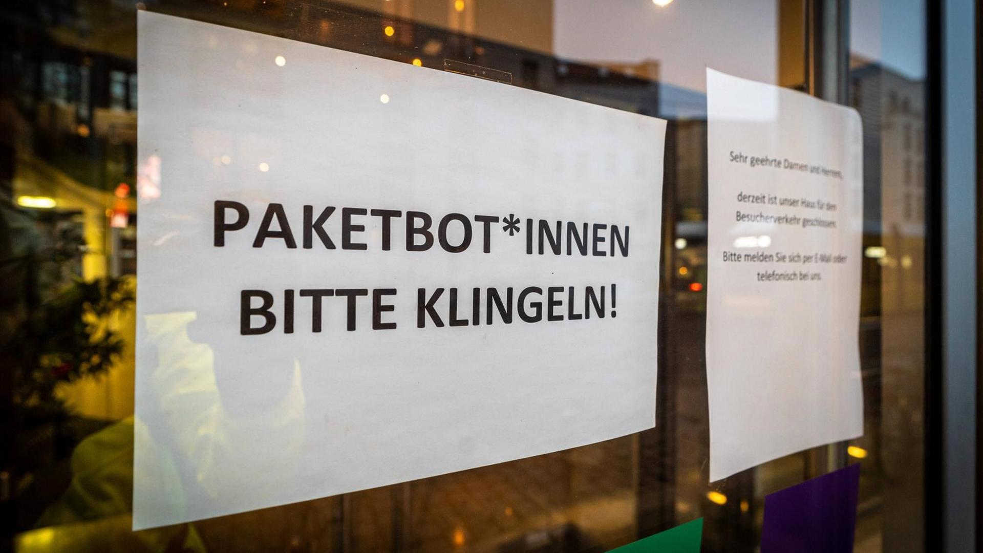 "Paketbot*Innen bitte klingeln!" Gesehen am Hackeschen Markt in Berlin-Mitte im Dezember 2020