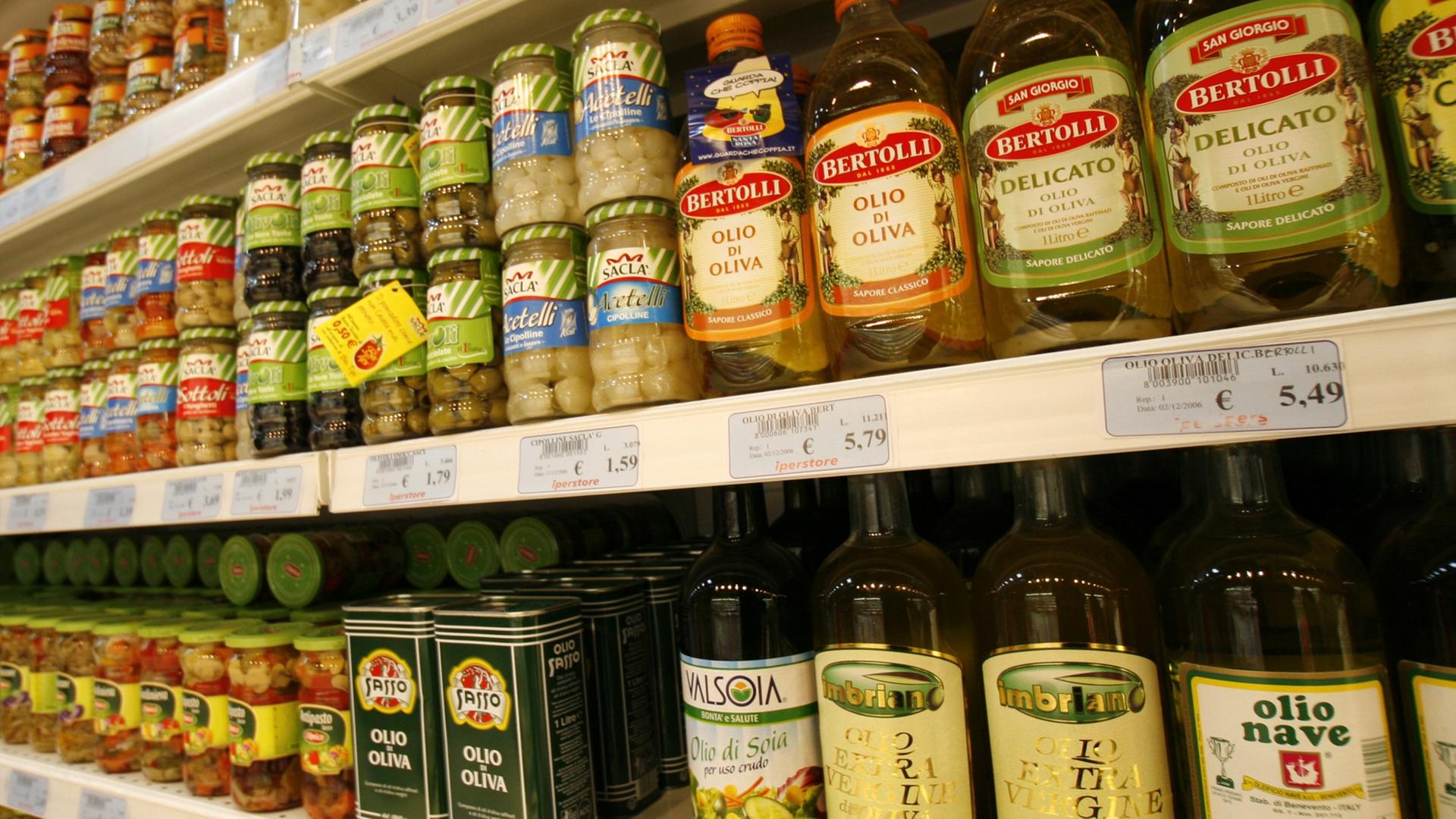 Olivenöle und verschiedene Konserven in einem italienischem Supermarkt. Olivenöle und verschiedene Konserven in einem italienischem Supermarkt.