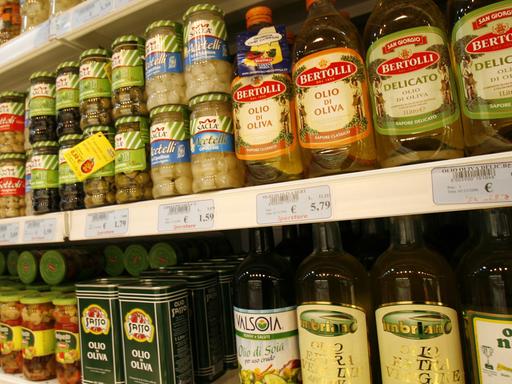 Olivenöle und verschiedene Konserven in einem italienischem Supermarkt.