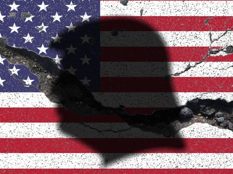 Symbolbild zum Thema der fortschreitenden gesellschaftlichen Spaltung der Vereinigten Staaten von Amerika USA seit der Amtsübernahme von Präsident Donald Trump: Flagge Stars and Stripes mit Spalt und Rissen und Schatten Trump
