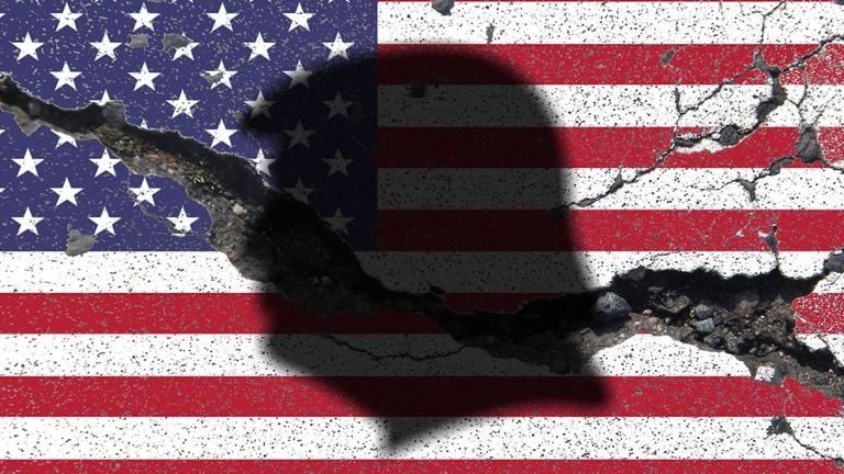 Symbolbild zum Thema der fortschreitenden gesellschaftlichen Spaltung der Vereinigten Staaten von Amerika USA seit der Amtsübernahme von Präsident Donald Trump: Flagge Stars and Stripes mit Spalt und Rissen und Schatten Trump 