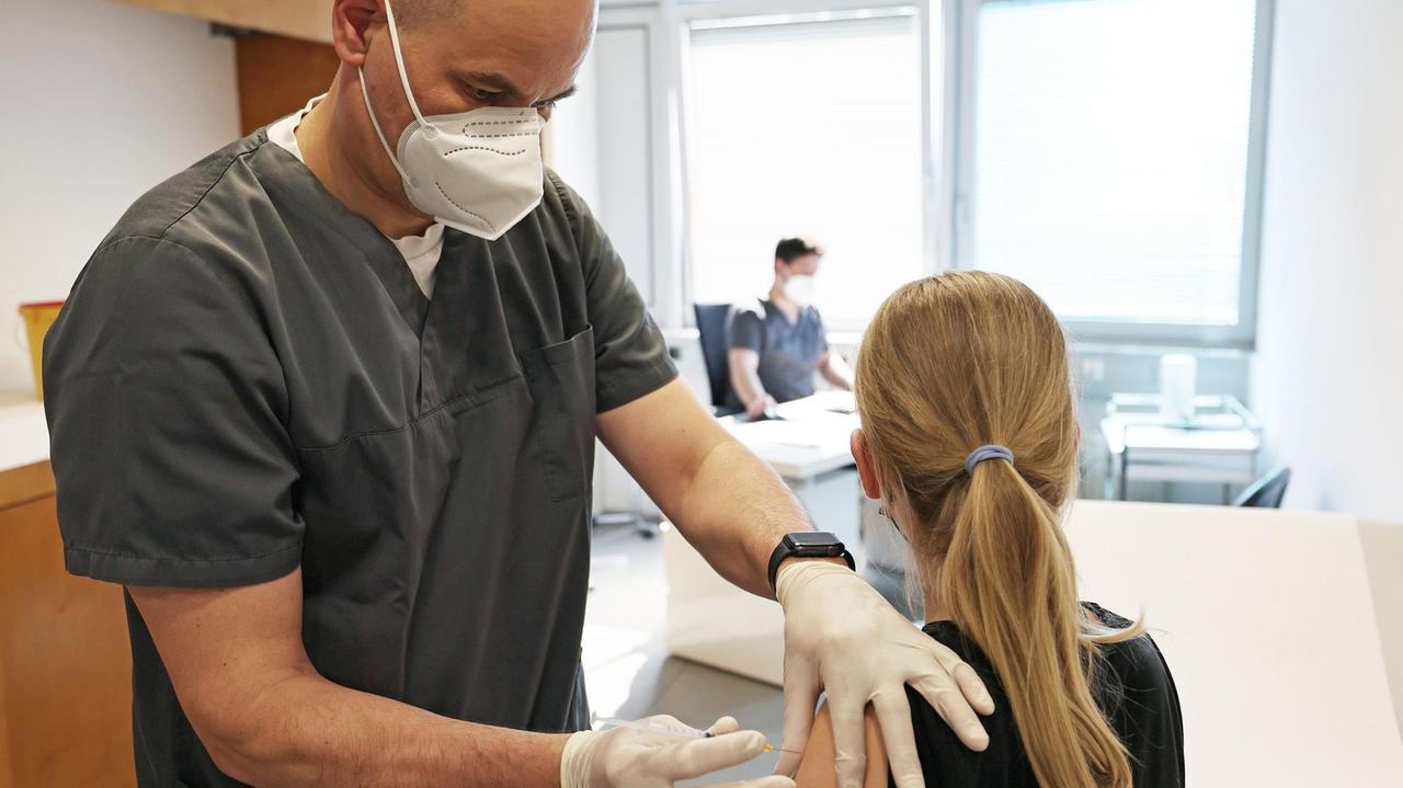 Ein zwölfjähriges Mädchen wird in einer Arztpraxis von dem Hausarzt Tim Koop mit dem Serum von Biontech/Pfizer geimpft. Ein zwölfjähriges Mädchen wird in einer Arztpraxis von dem Hausarzt Tim Koop mit dem Serum von Biontech/Pfizer geimpft.