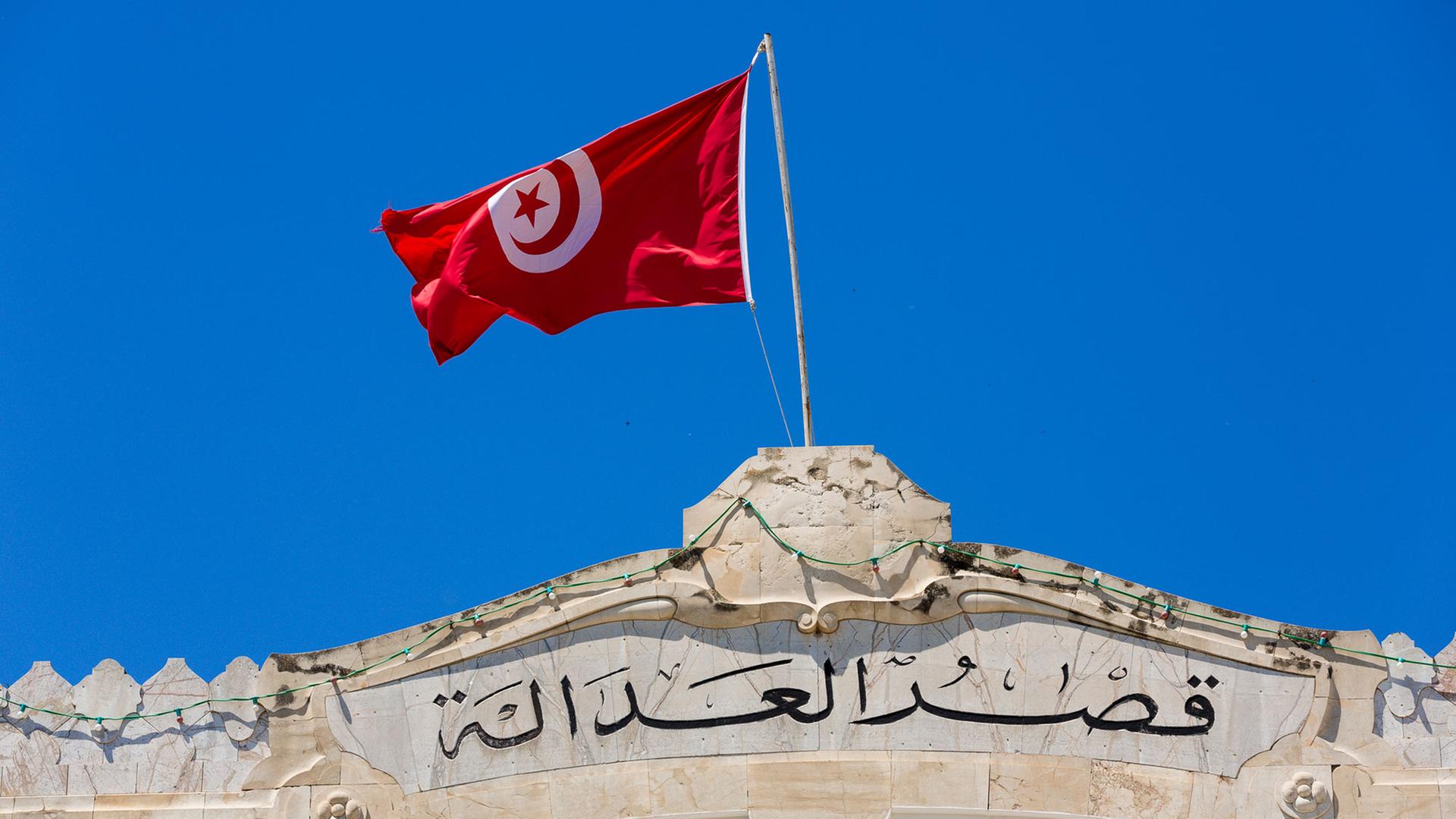 Die tunesische Flagge auf dem Justizpaoast in Tunis. Die tunesische Flagge auf dem Justizpaoast in Tunis.