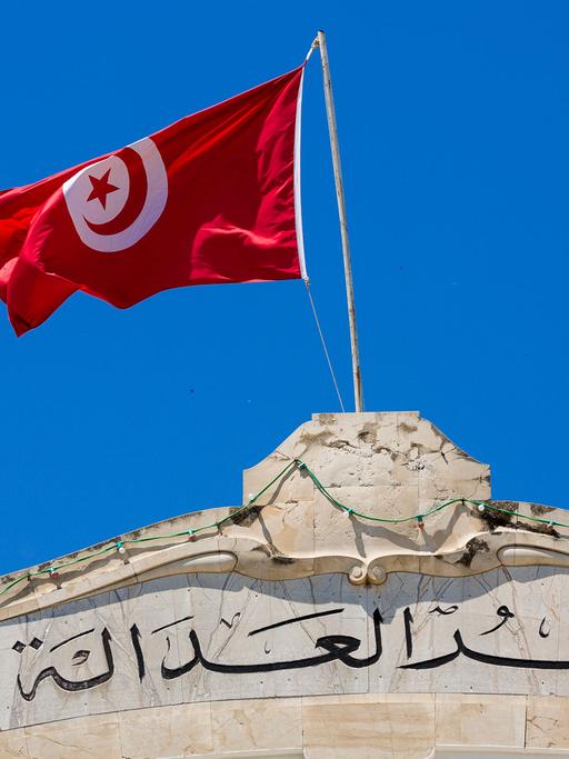 Die tunesische Flagge auf dem Justizpaoast in Tunis.
