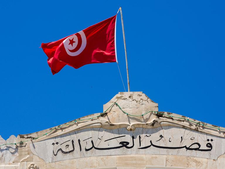 Die tunesische Flagge auf dem Justizpaoast in Tunis.