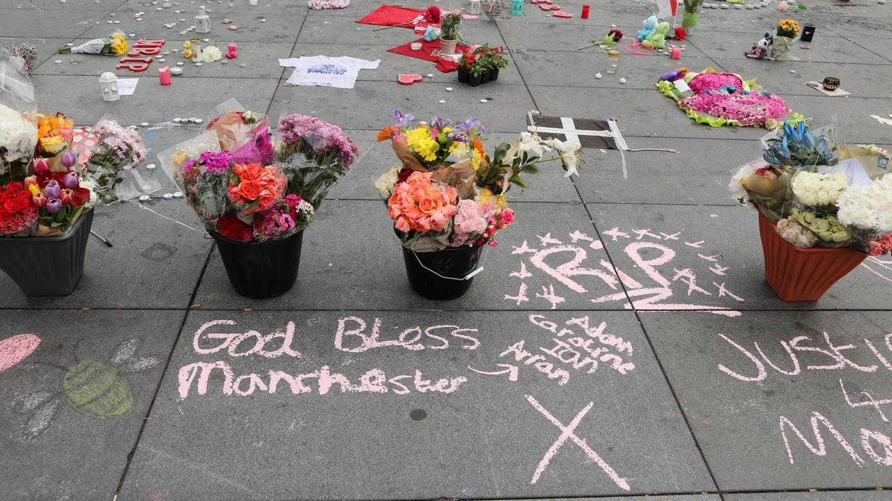 Eine Blumeninstallation zum Gedenken der Anschlagsopfer von Manchester und London in Liverpool