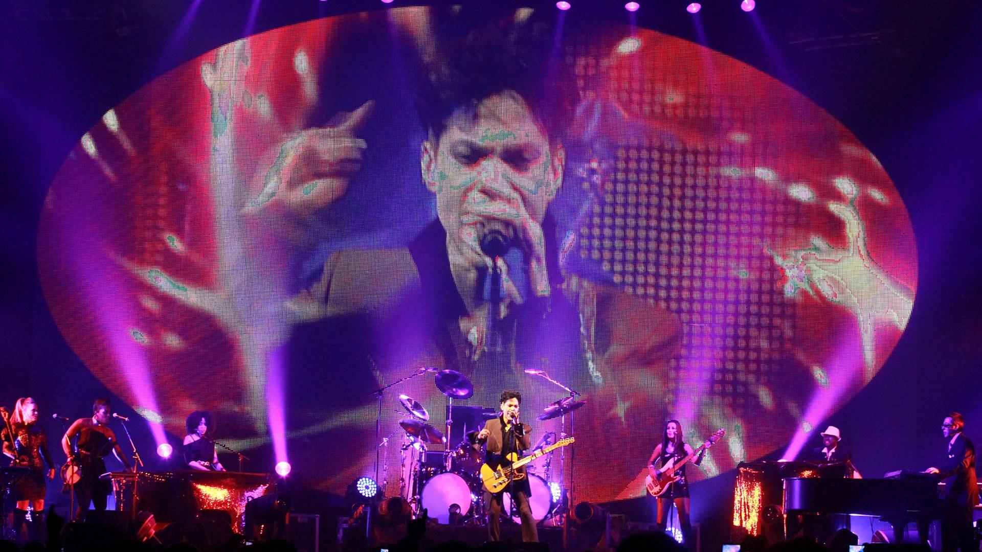Der Sänger Prince beim einem Konzert im Rom im Jahr 2010 Der Sänger Prince beim einem Konzert im Rom im Jahr 2010
