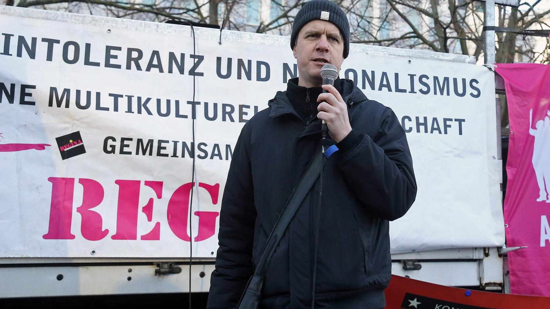 Pascal Begrich spricht auf der Kundgebung in Magdeburg in ein Mikrofon. Pascal Begrich spricht auf der Kundgebung in Magdeburg in ein Mikrofon.