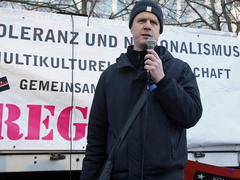 Pascal Begrich spricht auf der Kundgebung in Magdeburg in ein Mikrofon.
