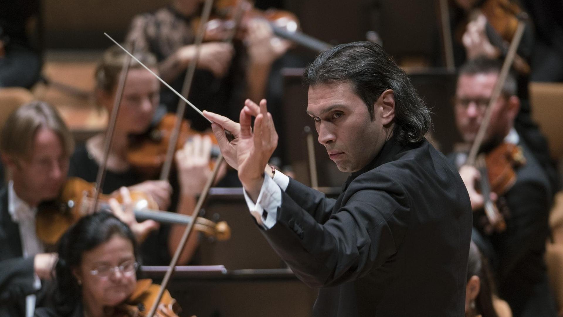 Vladimir Jurowski bei seinem Antrittskonzert beim Rundfunk-Sinfonieorchester Berlin Vladimir Jurowski bei seinem Antrittskonzert beim Rundfunk-Sinfonieorchester Berlin