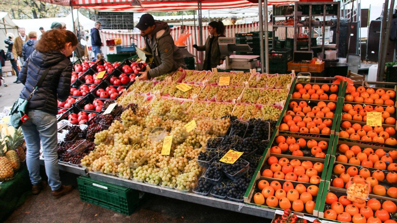 Obst und Gemüse an einem Marktstand auf dem Winterfeldplatz in Berlin. Obst und Gemüse an einem Marktstand auf dem Winterfeldplatz in Berlin.