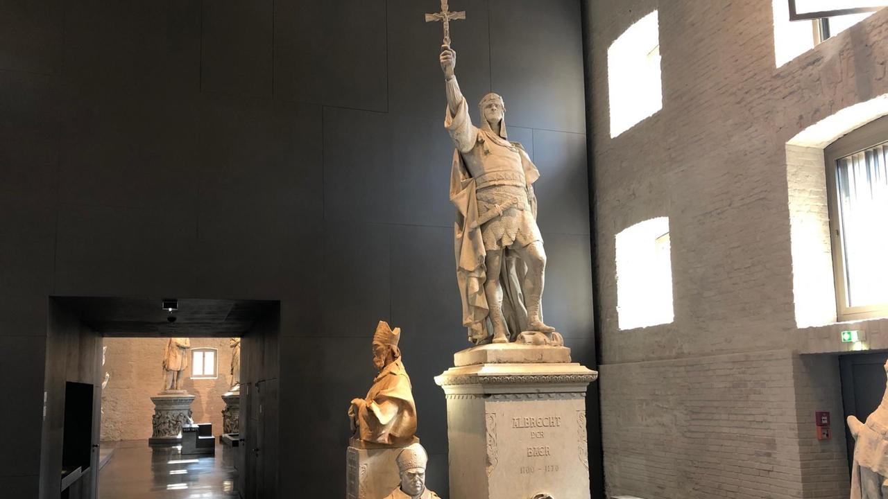 Blick in den Ausstellungssaal mit einer Statue von Albrecht, dem Bären (1134-1170), Anführer des Wenden-Kreuzzuges von 1147. Er christianisierte die späteren preußischen Gebiete der Hohenzollern.