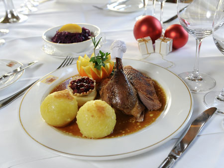 Eine viertel Gans mit Knödeln und Blaukraut Eine viertel Gans mit Knödeln und Blaukraut