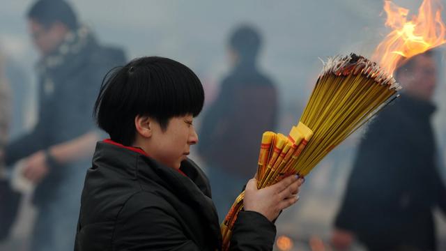 Das chinesische Neujahrsfest: Am Guiyuan Tempel verehren Einwohner Caishen, den Gott des Reichtums - hier in Wuhan in der Provinz Hubei am 01. Februar 2017.
