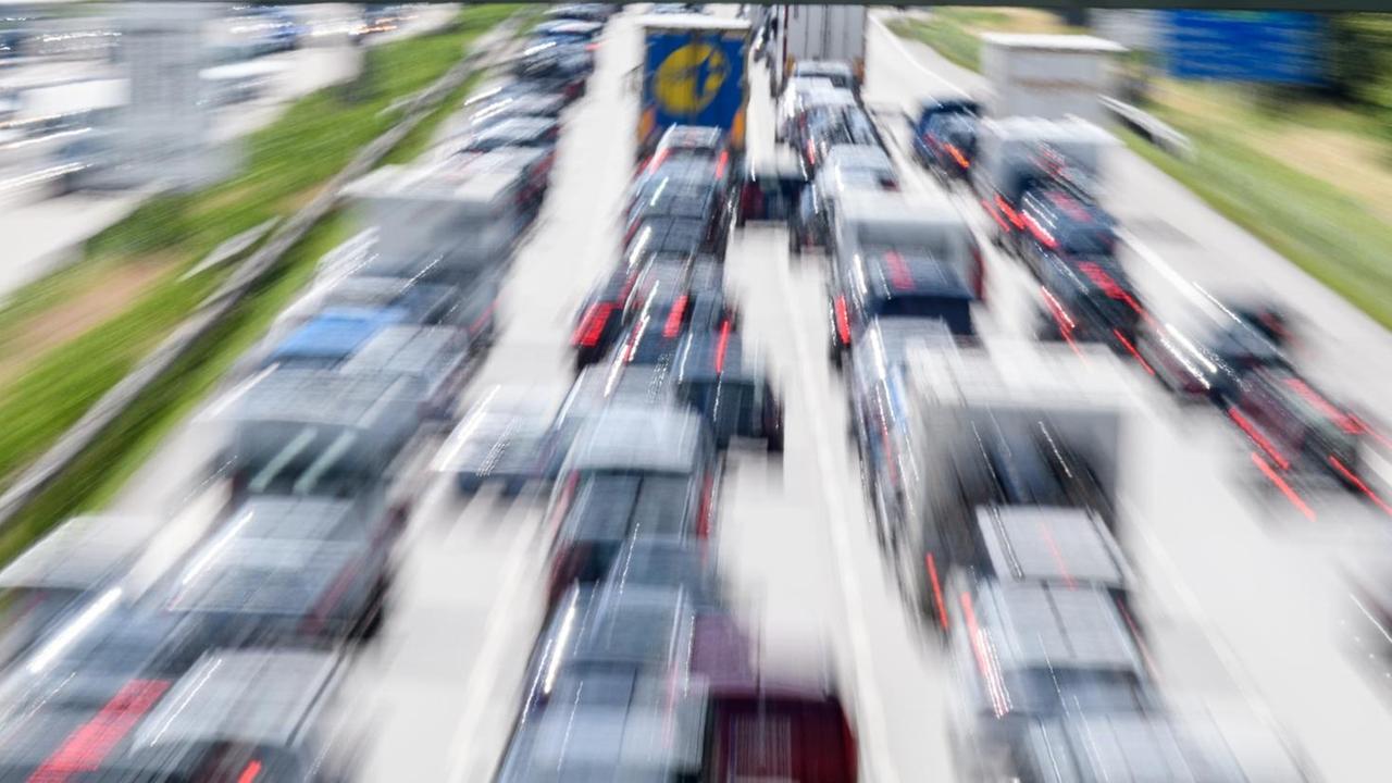 Autos stehen auf der Autobahn 8 in Bayern im Stau. Autos stehen auf der Autobahn 8 in Bayern im Stau.