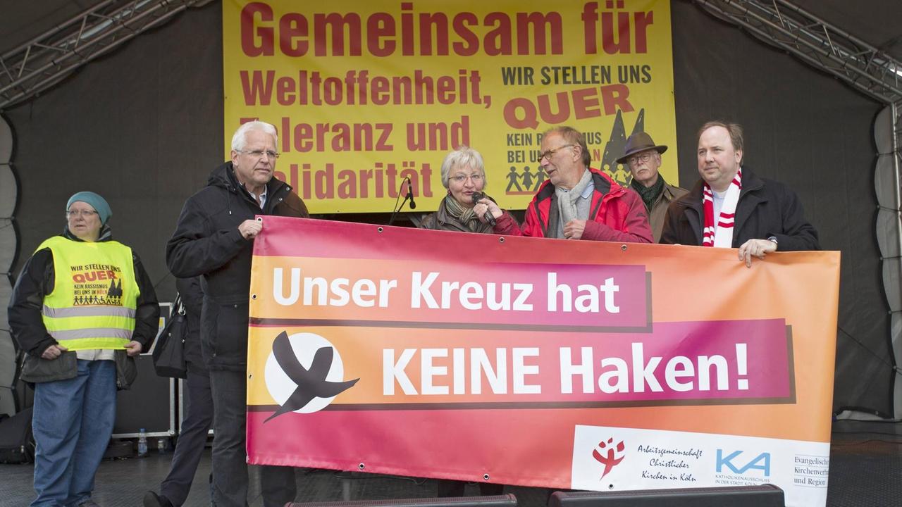 Christen demonstrieren im April 2017 gegen den AfD-Parteitag - sie tragen ein Transparent mit dem Schriftzug "Unser Kreuz hat keine Haken" 