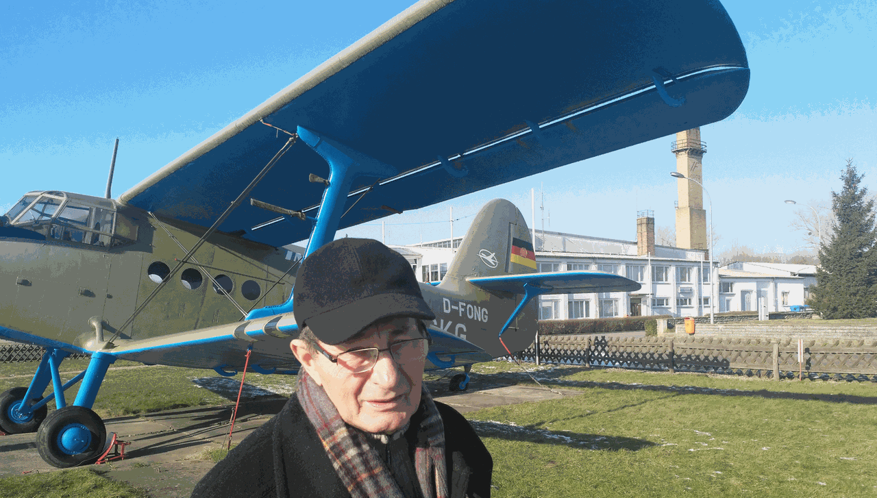 Albert Krutzki, ein Anklamer Urgestein, vor einer Propellermaschine. Albert Krutzki, ein Anklamer Urgestein, vor einer Propellermaschine.