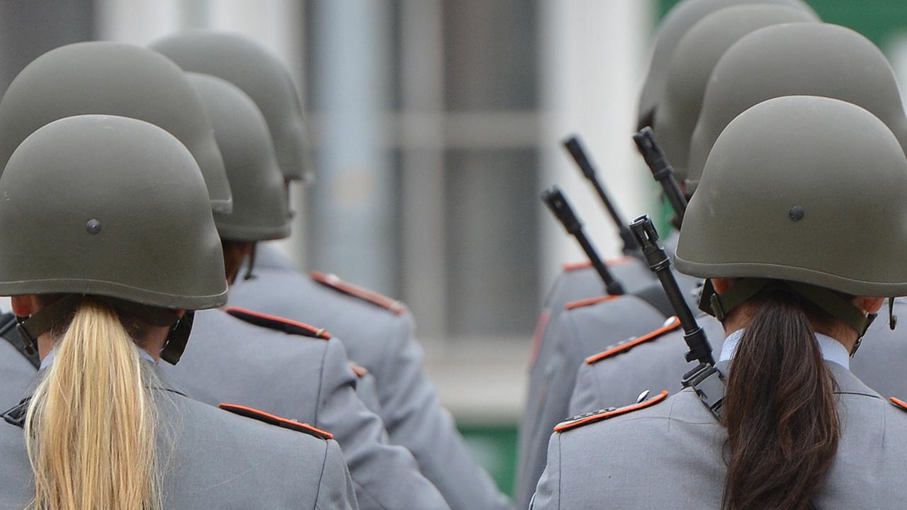 Soldatinnen in der Ehrenformation der Bundeswehr während der Ankunft der Fregatte "Hamburg" an der Überseebrücke im Hafen von Hamburg Soldatinnen in der Ehrenformation der Bundeswehr während der Ankunft der Fregatte "Hamburg" an der Überseebrücke im Hafen von Hamburg